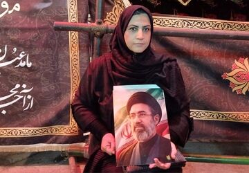 از مشت‌ هایِ گره‌ کرده تا پرچم‌ هایِ برافراشته، روایتِ دلتنگیِ برای پدرِ شهید ایران