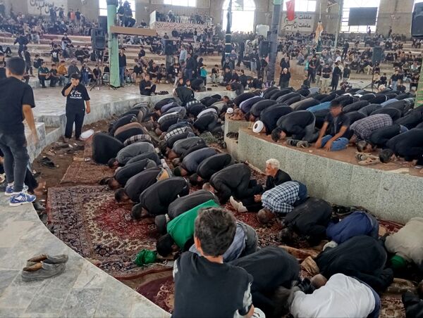 نماز جماعت در حسینه روستا اردمه در ظهر اربعین