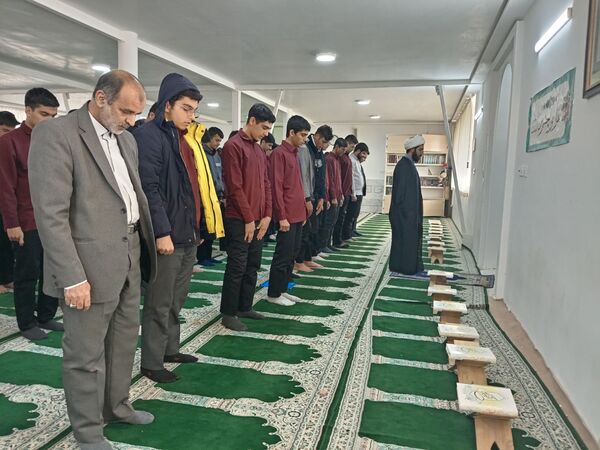 نماز جماعت و محفل انس با قرآن در دبیرستان آیت الله خامنه‌ای