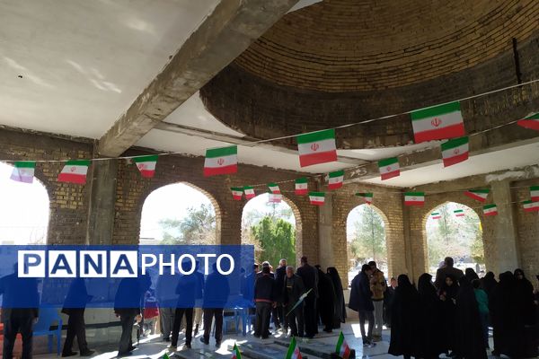 گلباران قبور مطهر شهدا در اولین روز دهه فجر 