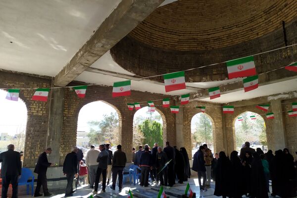 گلباران قبور مطهر شهدا در اولین روز دهه فجر 