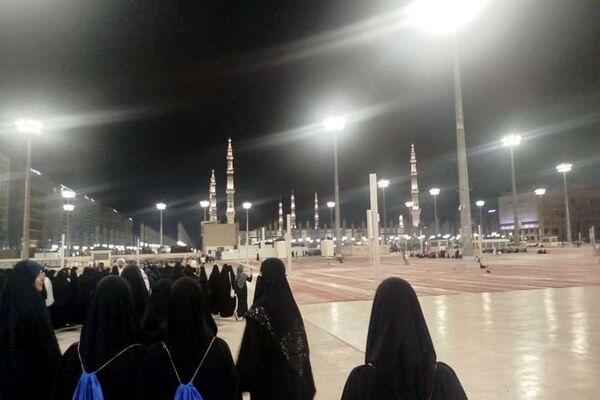 از پشت میز نیمکت تا زیر آسمان مدینه