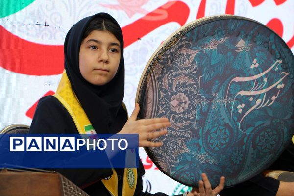 هم‌سرایی هزار نفری دانش‌آموزان یاور انقلاب در اسلامشهر