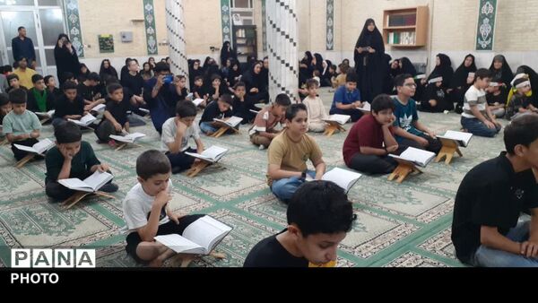 حضور جمعی از مسئولین آموزش و پروش استان یزد و دانش آموزان در مراسم یادبود رهبر شهید