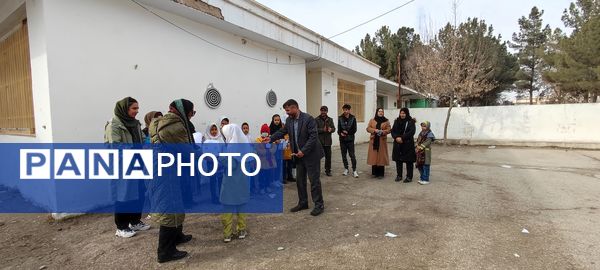 مسابقات دارت پدر و دختری به مناسبت روز پدر در دبیرستان شهید اسدالله شجاعی