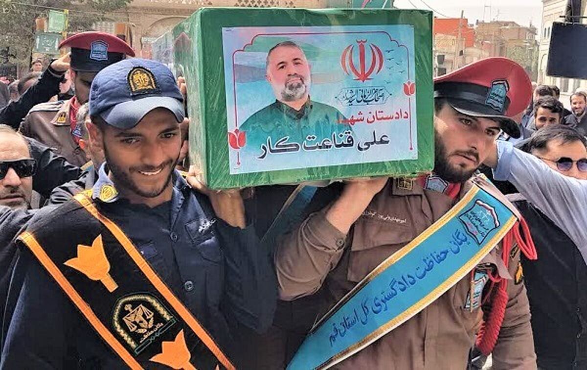 تدفین پیکر قاضی شهید «علی قناعت‌کار» در حرم بانوی کرامت