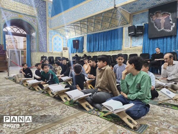 برپایی محفل قرآنی «به یاد علمدار» در بقعه علی بن بابویه قمی