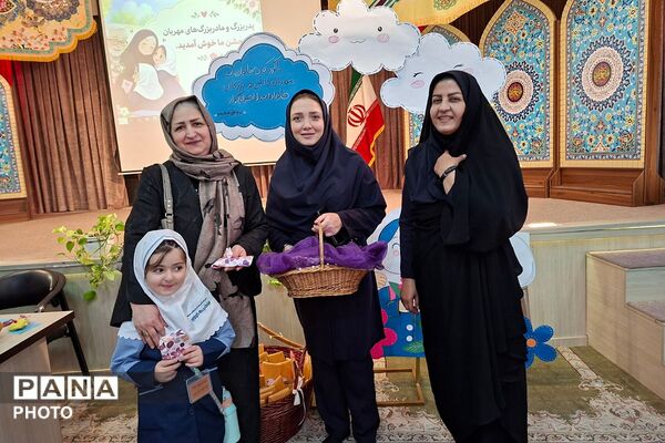 حضور پدر بزرگ‌ها و مادر بزرگ‌ها در کودکستان حکمت نبوی ناحیه دو شهرری 