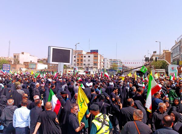 وداع تهرانی‌ها با پیکر مطهر شهدای حمله تروریستی رژیم صهیونیستی 