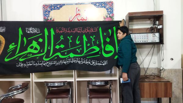 آماده‌سازی نمازخانه دبیرستان شاهد برای استقبال از شهید گمنام