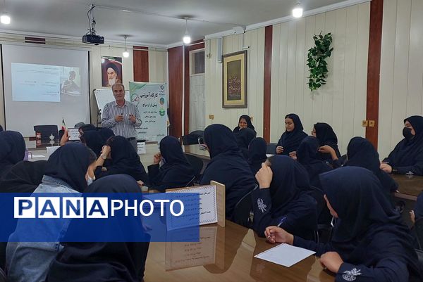 کارگاه آموزشی پیشگیری از آسیب‌های اجتماعی در دبیرستان دستغیب ناحیه 3 شیراز