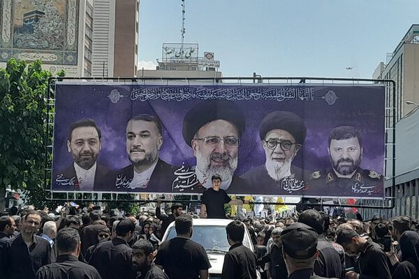 حضور میلیونی مردم تهران برای بدرقه شهید جمهور و یاران