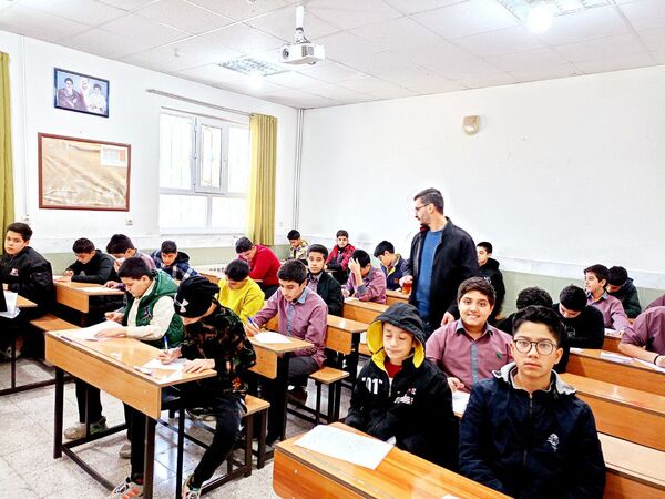 برگزاری امتحانات نوبت اول در دبیرستان میثاق کاشمر