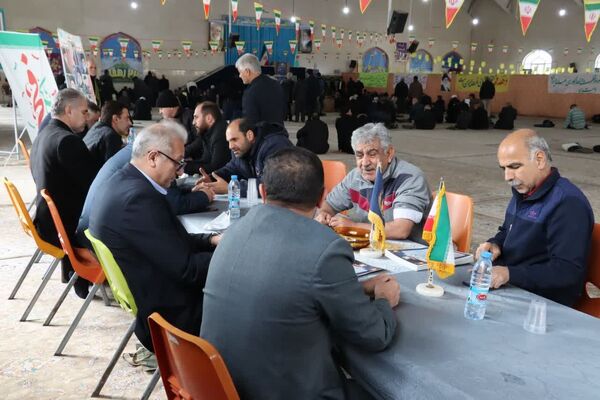 میزخدمت رایگان در مصلای محمدشهر برپا شد