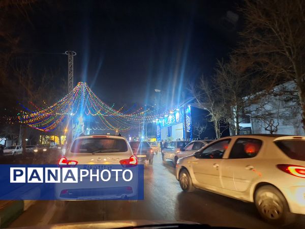 شادی مردم در کوچه وخیابان‌های مشهد در شب نیمه شعبان