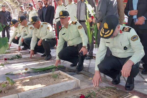 آیین گلباران قبور شهدا در آخرین روز هفته انتظامی