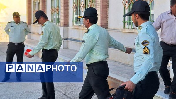 مراسم تجلیل از پرسنل زحمتکش  نیروی‌انتظامی در دبیرستان حضرت‌زینب(س) شهرستان لنده 