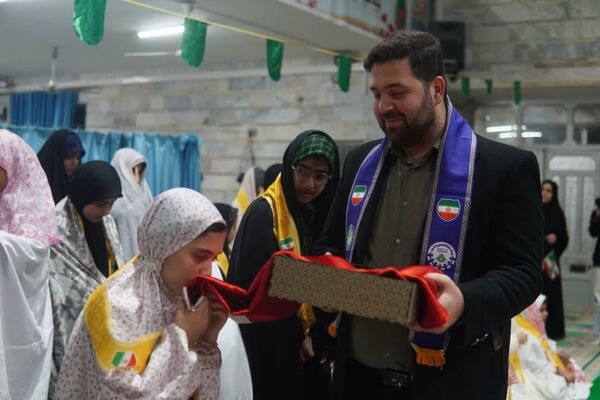 اعتکاف دانش‌آموزی با توزیع بسته «ایرانمون»