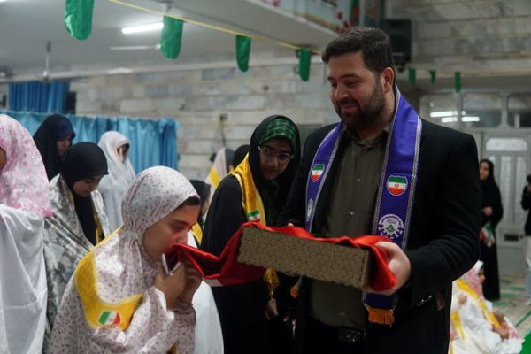 اعتکاف دانش‌آموزی با توزیع بسته «ایرانمون»