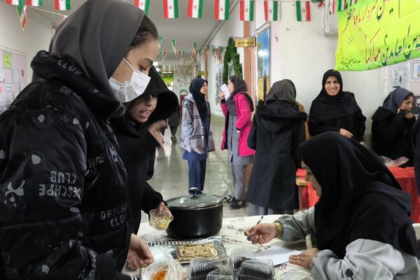 برگزاری نمایشگاه مشاغل خانگی در دبیرستان شاهد ام ابیها، شهرستان آباده