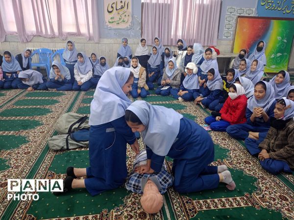 جلسه  آموزشی طرح ماهر سفیران سلامت در مدرسه بنت المهدی صدر ۲