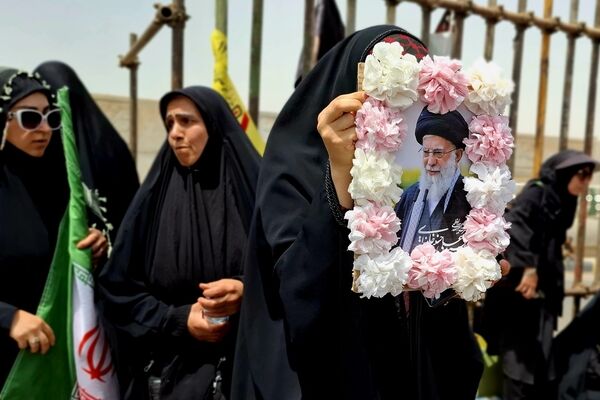 وداع پرشور نوجوانان با آقای شهید ایران 