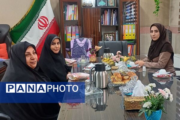 جشن شکوفه ها در دبستان هیات امنایی آزاده ناحیه دو شهرری 