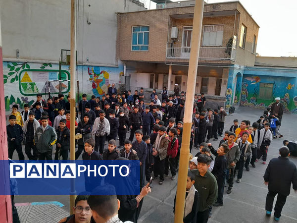 تقدیر دانش‌آموزان یک مدرسه در قم از پدر شهید کریمی