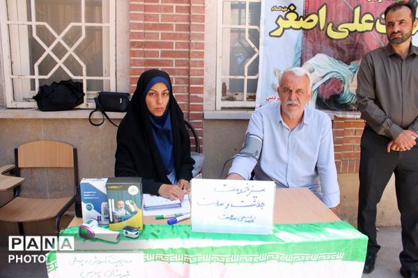 برپایی میز خدمت و ایستگاه پایش سلامتی توسط مراقبین سلامت مدارس