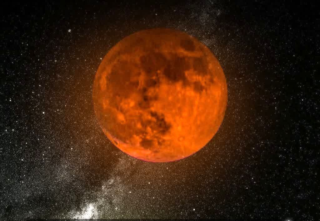 تماشای طولانی‌ترین ماه‌گرفتگی قرن در یزد