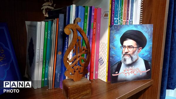 نصب تصاویر شهدا و کتیبه های محرم در هیئت‌ مسجد صاحب‌الزمان(عج)