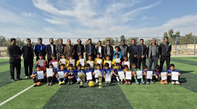 اختتامیه مسابقات مینی فوتبال در عنبرآباد