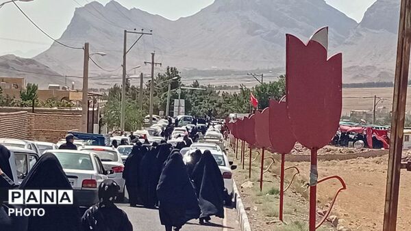 کاروان پیاده روی مردم روستای خاوه و جاماندگان کربلا در روز اربعین حسینی به سمت کربلای ایران 