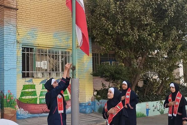 از درس تا دفاع مقدس،دانش آموزان پای کار یاد شهدا با طنین صدای زنگ مقاومت و ایثار 