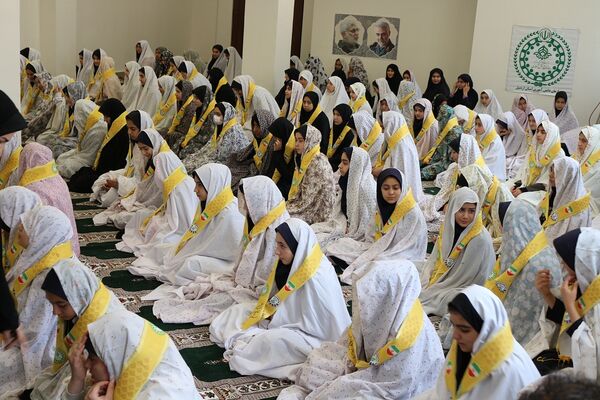 اقامه نماز جماعت در اردوی طرح تمشک در اردبیل