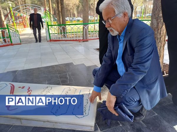 اقامه نماز با شکوه عید فطر به امامت امام جمعه حبیب آباد