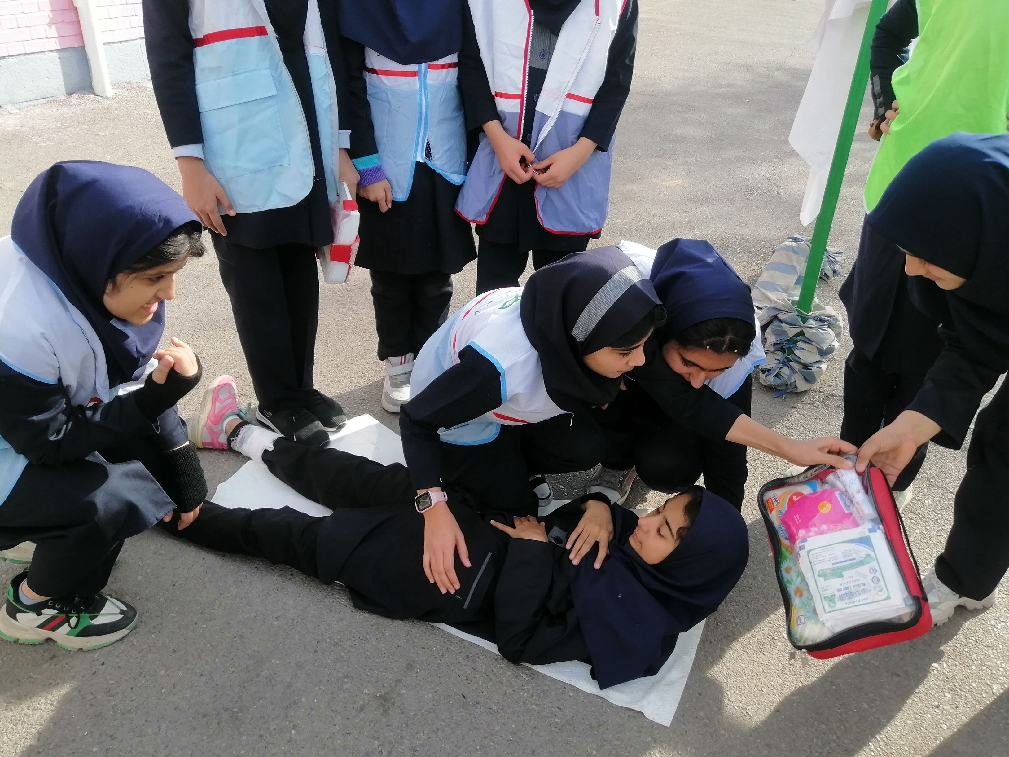 مانور زلزله و آموزش اطفای حریق و ایمن سازی در مدرسه شهید جواهری دو 