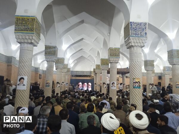 مراسم گرامیداشت رهبر شهید در مسجد جامع سنندج