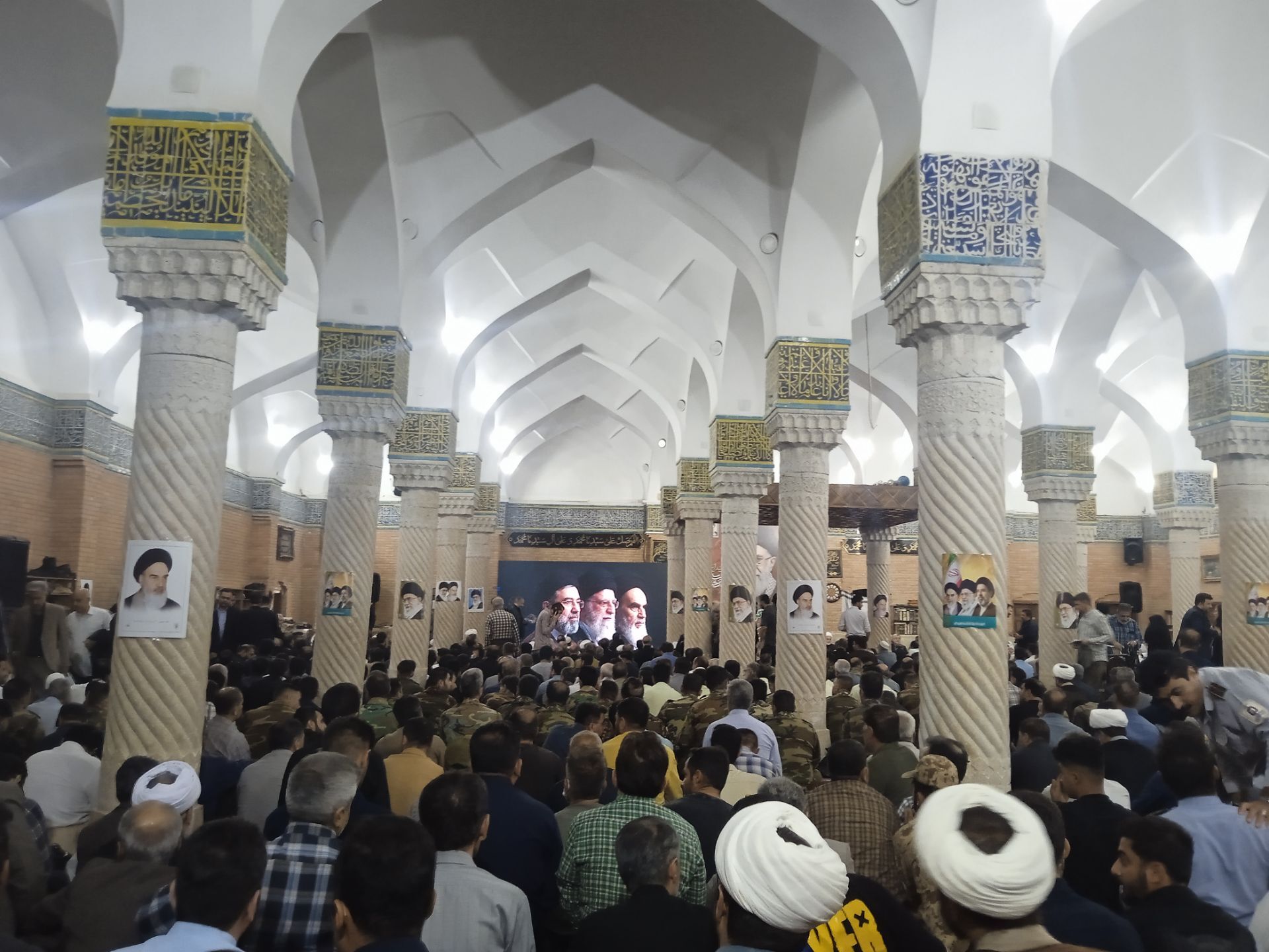 مراسم گرامیداشت رهبر شهید در مسجد جامع سنندج