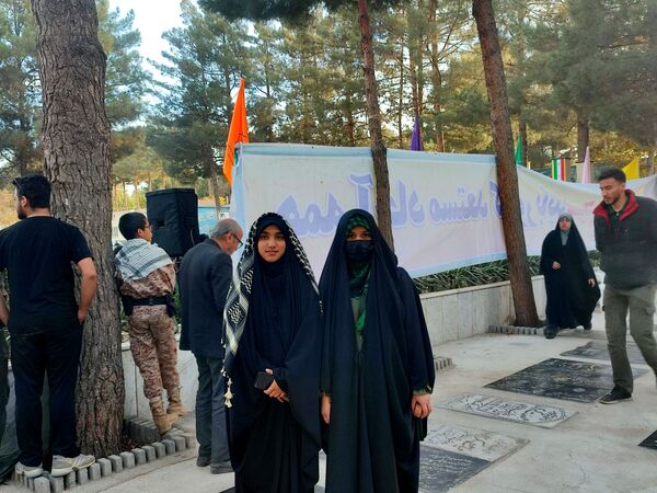 غبارروبی و عطرافشانی گلزار مطهر شهدا در نیشابور 