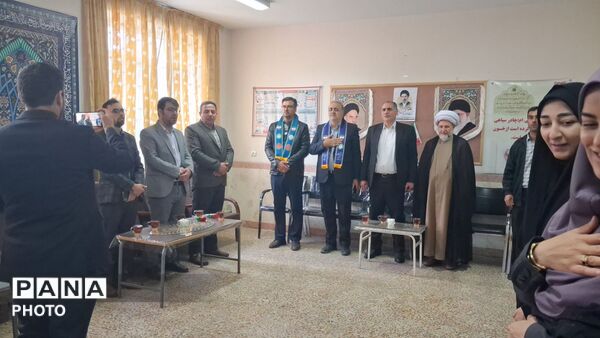 آیین سپاس معلم در مدرسه تمام تشکیلاتی سمیه منطقه مهربان 