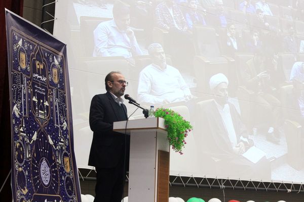 تقدیر از دانش‌آموزان و فرهنگیان برگزیده مسابقات قرآنی در استان قم