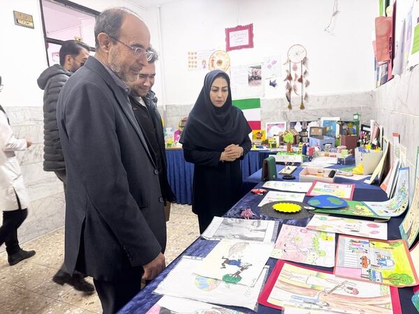 نمایشگاه آثار فرهنگی هنری و دست سازه‌های دانش آموزی در دبستان دخترانه فرهنگیان ۲