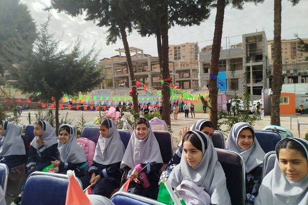 نوروز دانش با حضور دانش آموزان و مسئولان منطقه پردیس 