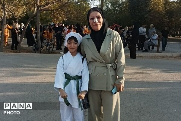 پیاده‌روی خانوادگی در شهر قدس