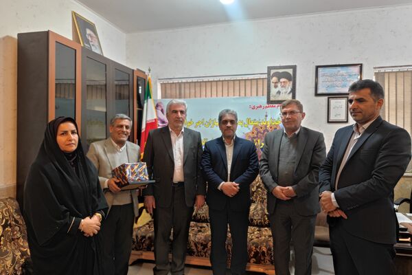 تجلیل ازوالدین جانباز در دبیرستان شاهد شهید معزی