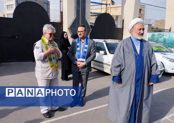 نواختن زنگ انقلاب در دبستان امام حسن (ع) مصلی نژاد ناحیه دو 