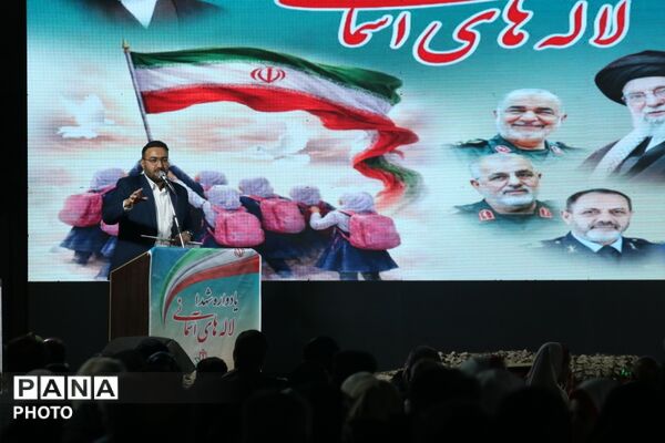 لاله‌های آسمانی در دبستان دخترانه حسین فاطمه یزد شکوفا شدند