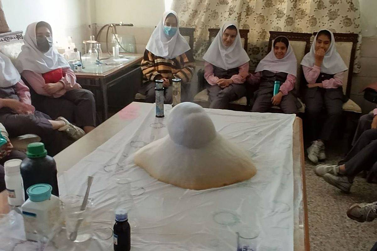 بازدید دانش‌آموزان فیروزکوهی از پژوهش‌سرای شهدای هسته‌ای 