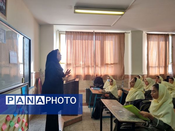 مراسم هفته‌ بهداشت‌روان و معرفی همیاران مشاور در دبیرستان فاطمیه شهرستان ملارد